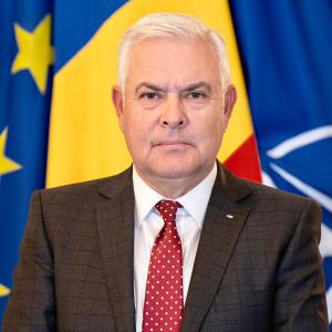 Angel Tîlvăr i-a acordat ambasadorului britanic la Bucureşti Emblema de Onoare a Armatei României