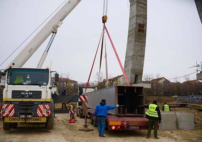Podul hobanat din Galați, construcţie unică în regiunea Sud-Est a României.  Au ajuns primele elemente metalice comandate în Italia