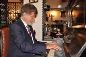 Doliu &icirc;n muzica rom&acirc;nească. A murit Jolt Kerestely, compozitorul șlagărului &bdquo;Copacul&rdquo;