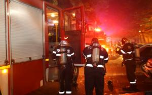 Explozie &icirc;ntr-un bloc. Un bărbat a suferit arsuri de gradul doi, iar opt persoane au fost evacuate