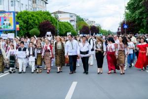 Paradă spectaculoasă a portului popular la Mioveni - o sărbătoare a tradițiilor și identității culturale