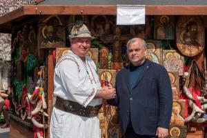 Spectacol folcloric &icirc;n centrul civic, la T&acirc;rgul de Ouă &Icirc;ncondeiate