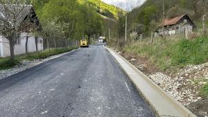 Continuă lucrările de consolidare pe DJ 107 K