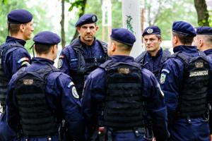 Tânăr sancționat pentru că a scandat lozinci în fața sediului USR