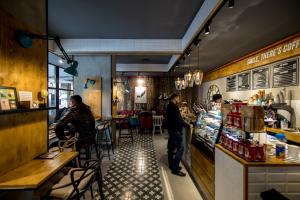 20 de persoane, prinse de poliție într-o cafenea din Constanța