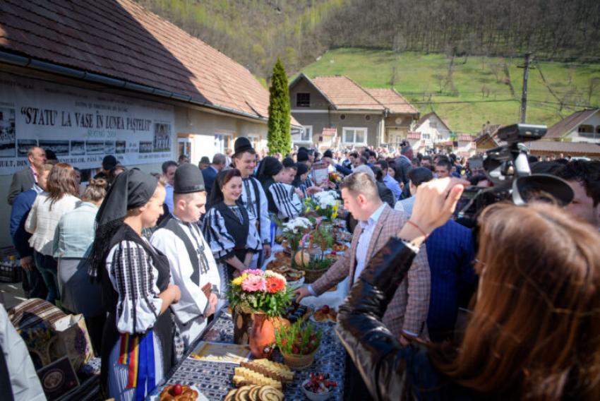„Statu la vase”, obicei străvechi în a doua zi de Paște în Alba