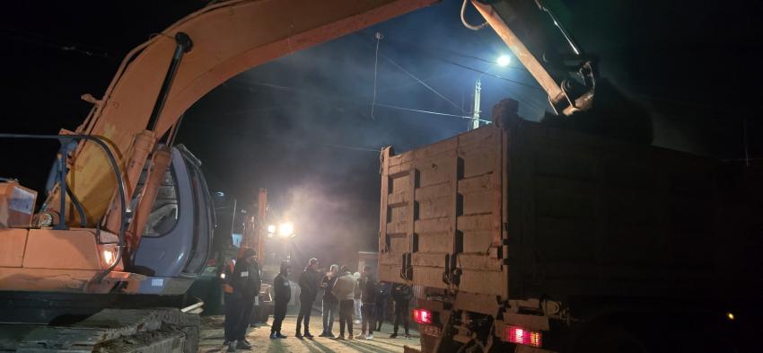 Situație critică într-o comună din Galați. Autoritățile au spart un drum pentru a preveni inundațiile