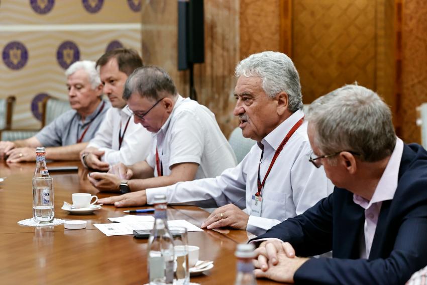 Sindicaliștii și premierul Ilie Bolojan au discutat cu sindicatele din educație despre măsurile din învățământ