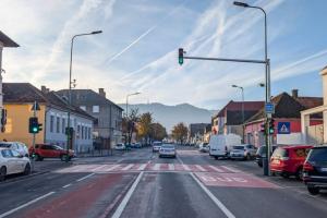 Semafoarele din Brașov vor trece automat pe roșu c&acirc;nd viteza este depășită