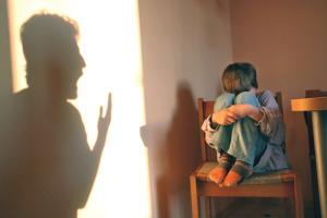 Studiu cu rezultate &icirc;ngrijorătoare. Teama și lipsa de &icirc;ncredere &icirc;i fac pe mulți copii să tacă &icirc;n fața abuzurilor