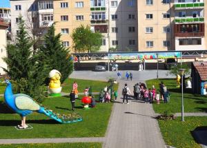 Veselie și culoare în curtea Consiliului Județean Sălaj