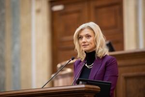 Ministrul Alina Gorghiu: Persoanele urmărite penal sau condamnate în prima instanţă ar putea fi monitorizate cu brăţări electronice