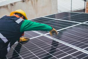 Prosumatorii nu vor mai fi obligați să-și instaleze la locul de consum instalații de stocare a energiei