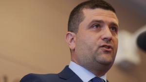 Radu Miruță: Nu putem ține 21 de trenuri noi &icirc;n soare c&acirc;t timp călătorii circulă cu garnituri vechi