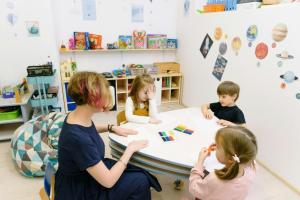 Statul a actualizat costurile-standard pentru fiecare copil înscris la creșă, grădiniță și școală